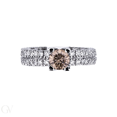 Montura solitario lineal con diamantes en la banda.