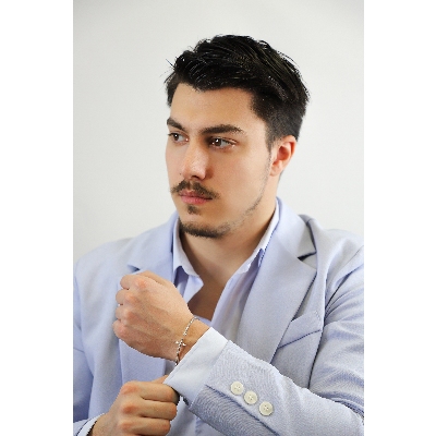 Pulsera flexible de oro blanco de 18 quilates con cruz de diamantes.