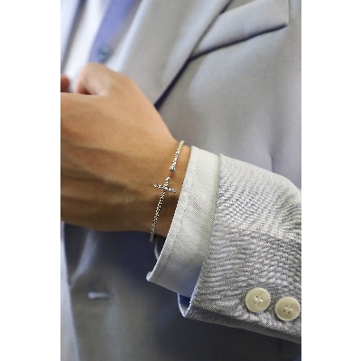 Pulsera flexible de oro blanco de 18 quilates con cruz de diamantes.