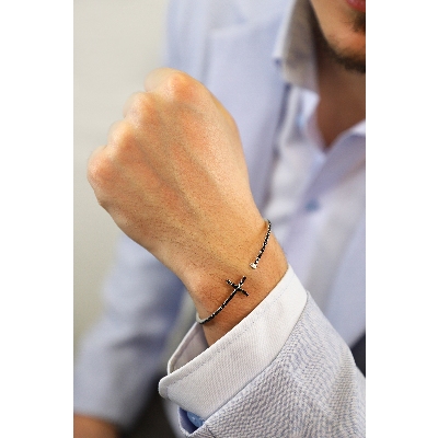 Pulsera oro blanco de 18 quilates con cruz de diamantes negros y blancos