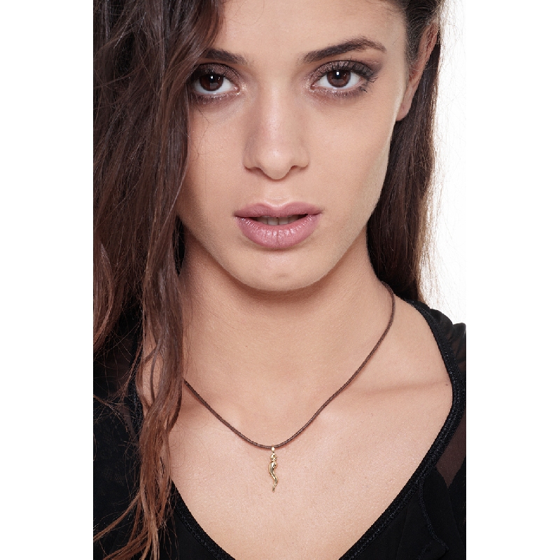 Colgante cuerno porta fortuna en oro amarillo 18K