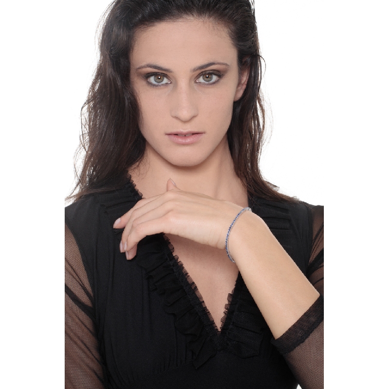 Pulsera riviera en oro blanco de 18k con zafiros azules Pulsera riviera en oro blanco de 18k con zafiros azules