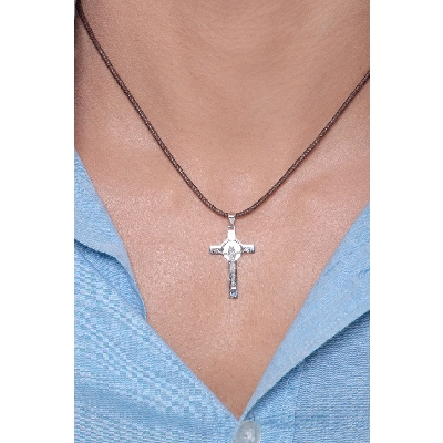Colgante elegante Oro Blanco 18k Cruz con Cristo