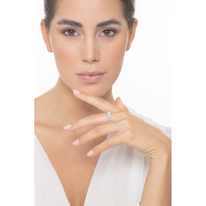 Anillo media alianza en oro blanco de 18k con diamantes