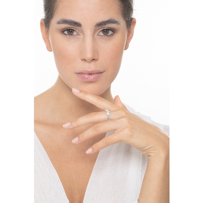 Anillo media alianza en oro blanco de 18k con diamantes