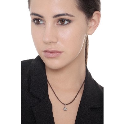 Pequeño colgante mariquita en oro blanco 18K