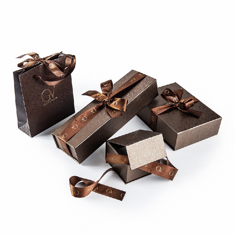 Pulsera Infantil en Oro Amarillo 18k con Placa y Corazones 