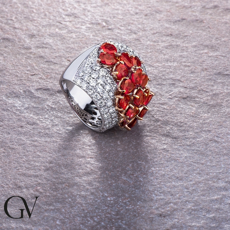 Anillo flores mujer ancho en oro blanco 18k adornado con rubíes