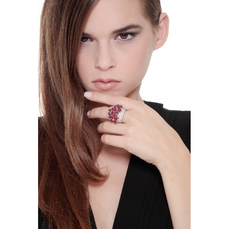 Anillo flores mujer ancho en oro blanco 18k adornado con rubíes