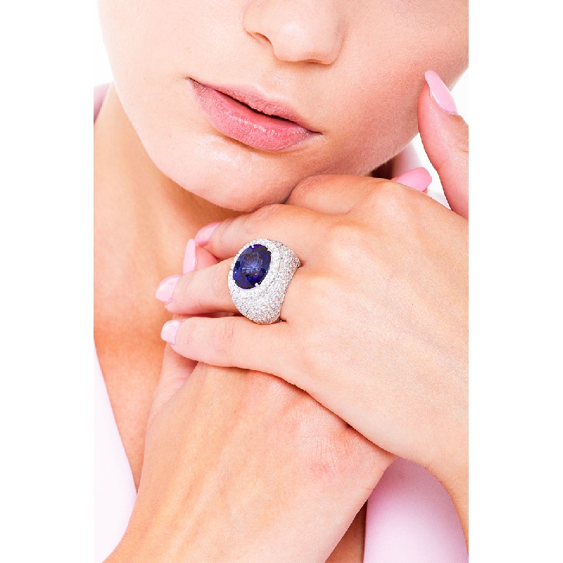 Anillo mujer en oro blanco 18k con zafiro azul oval y pavé de diamantes