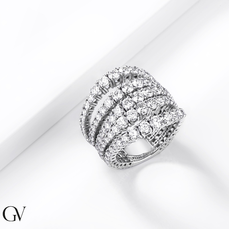 Anillo estilo tennis en oro blanco 18k con cinco filas de diamantes