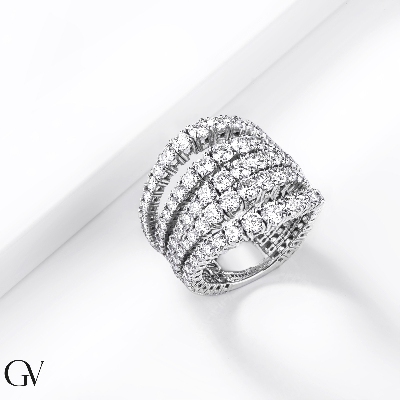 Anillo estilo tennis en oro blanco 18k con cinco filas de diamantes