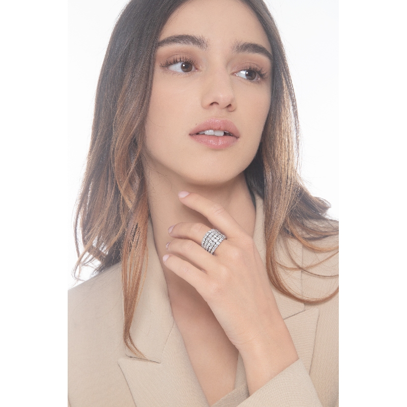 Anillo estilo tennis en oro blanco 18k con cinco filas de diamantes