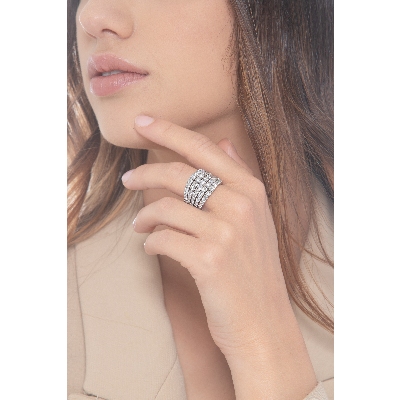 Anillo estilo tennis en oro blanco 18k con cinco filas de diamantes