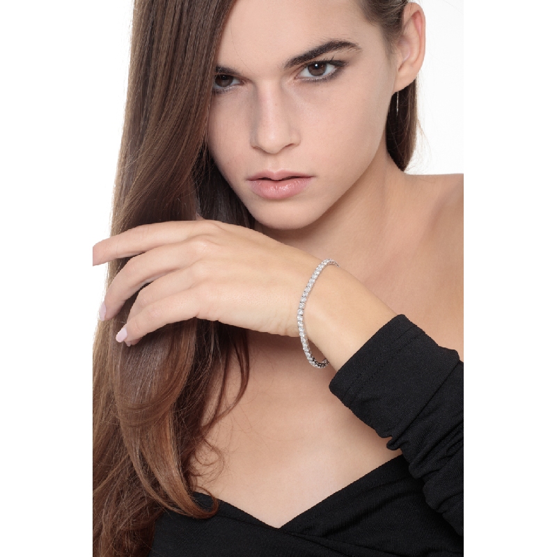 Riviere pulsera con diamantes en oro blanco 18 kilates  Riviere pulsera con diamantes en oro blanco 18 kilates