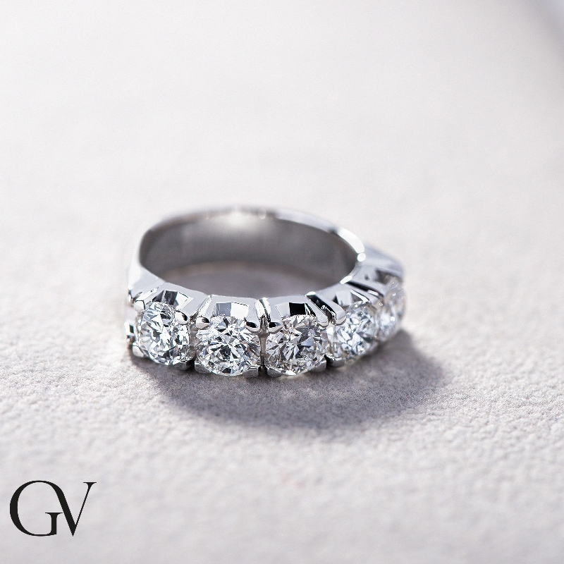 Anillo alianza 5 piedras en oro blanco 18k con diamantes 2,50 ct