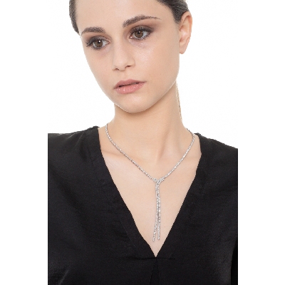 Collar de oro blanco de 18 kilates con cascada de diamantes