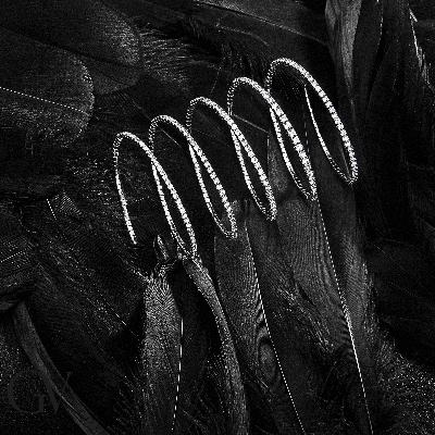 Brazalete flexible en oro blanco 18k con diamantes