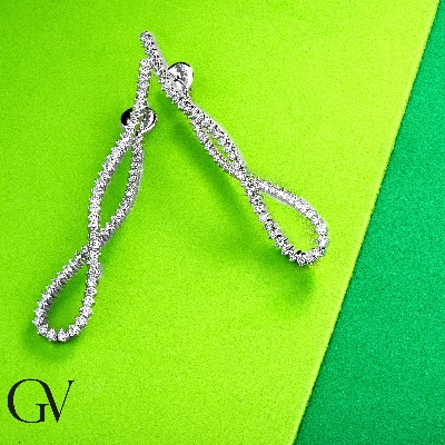 Pendientes sofisticados en oro blanco 18k con diamantes 