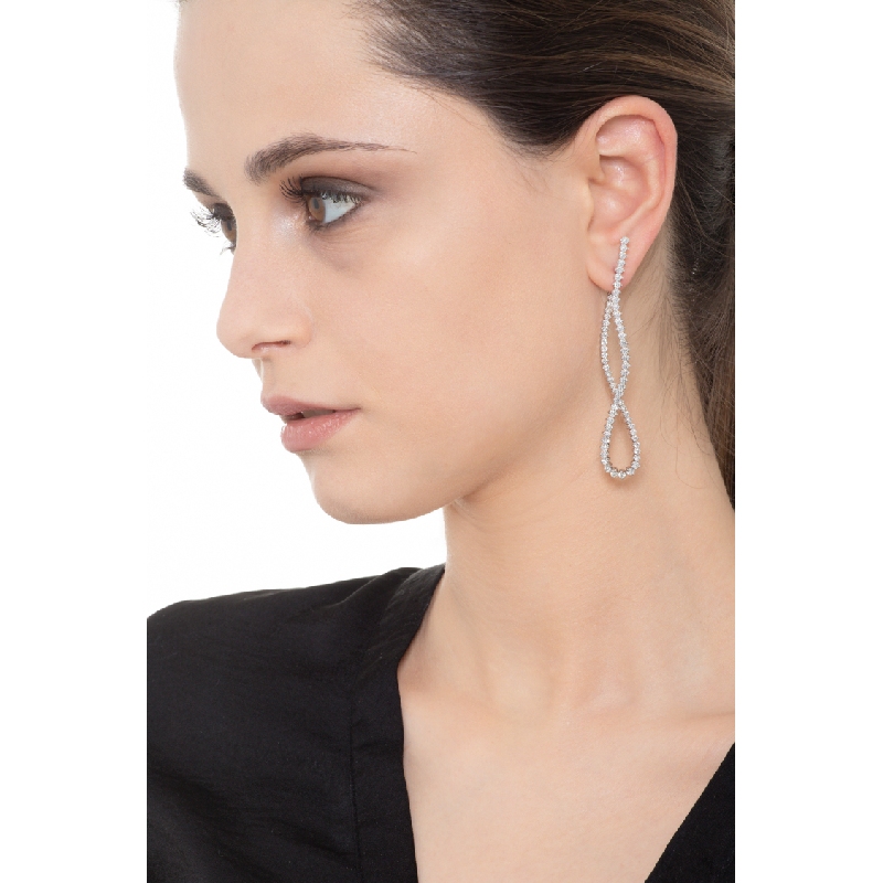 Pendientes sofisticados en oro blanco 18k con diamantes  Pendientes sofisticados en oro blanco 18k con diamantes