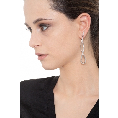 Pendientes sofisticados en oro blanco 18k con diamantes 