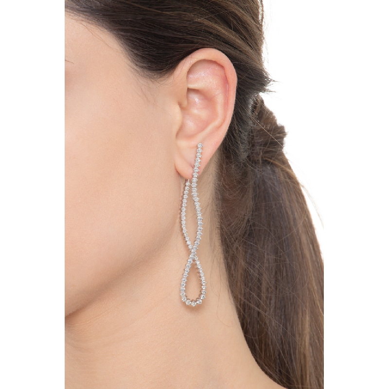 Pendientes sofisticados en oro blanco 18k con diamantes  Pendientes sofisticados en oro blanco 18k con diamantes