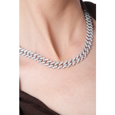 Cadena cubana en oro blanco de 18k engastada con diamantes