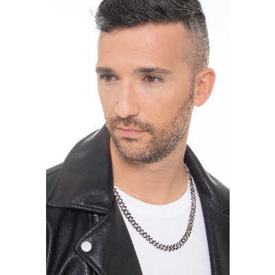 Cadena cubana en oro blanco de 18 quilates con diamantes negros. Puntas ennegrecidas.