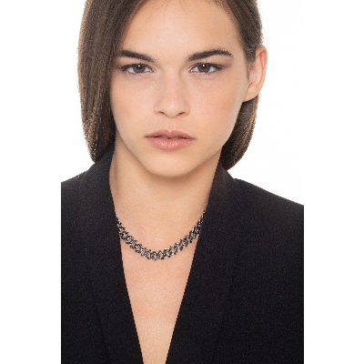 Cadena cubana en oro blanco de 18 quilates con diamantes negros. Puntas ennegrecidas.