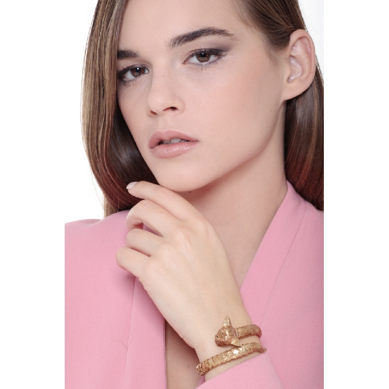 Brazalete semirrígido en oro amarillo con forma de perro y diamantes