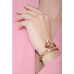 Brazalete semirrígido en oro amarillo con forma de perro y diamantes 2