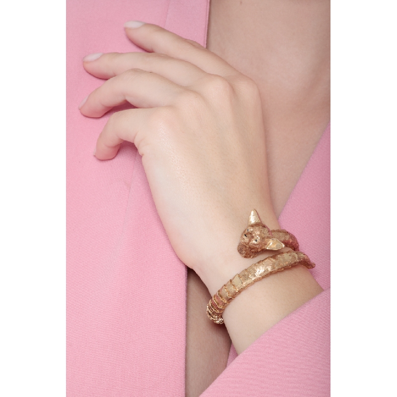 Brazalete semirrígido en oro amarillo con forma de perro y diamantes