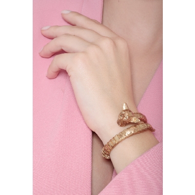 Brazalete semirrígido en oro amarillo con forma de perro y diamantes