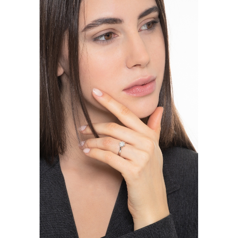 Anillo solitario con banda contrarié en oro blanco con un diamante ct 0,90 Anillo solitario con banda contrarié en oro blanco con un diamante ct 0,90