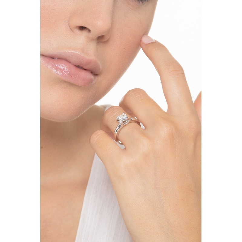 Anillo solitario lineal en oro blanco 18k con diamante 0.90ct