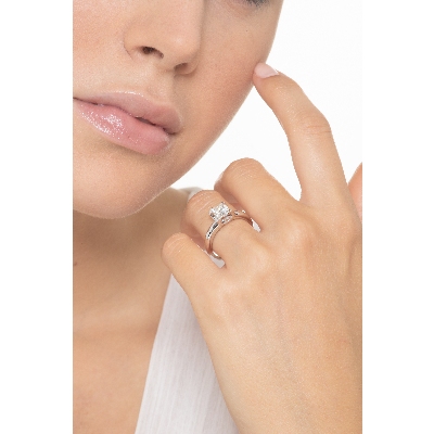 Anillo solitario lineal en oro blanco 18k con diamante 0.90ct