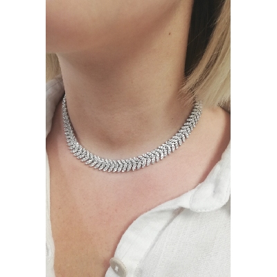 Collar con diseño de espiga en oro blanco de 18k con diamantes