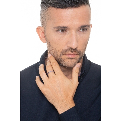 Anillo zafiros azules y oro blanco de 18 kilates