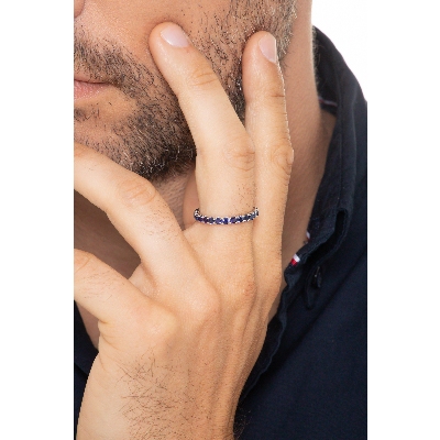 Anillo zafiros azules y oro blanco de 18 kilates