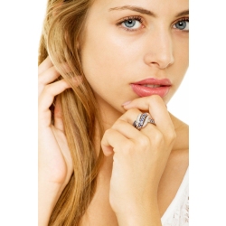 Anillo ondulado en oro blanco 18k con zafiros azules y diamantes 2