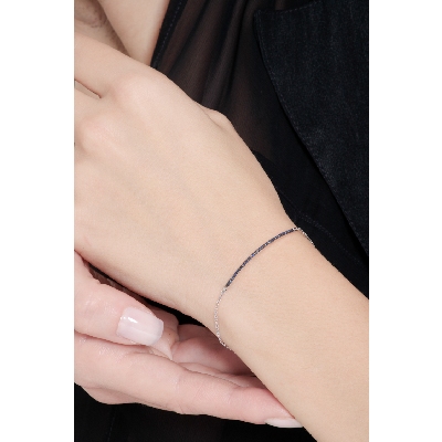 Pulsera de garras bruñidas con zafiros azules y oro blanco 18k