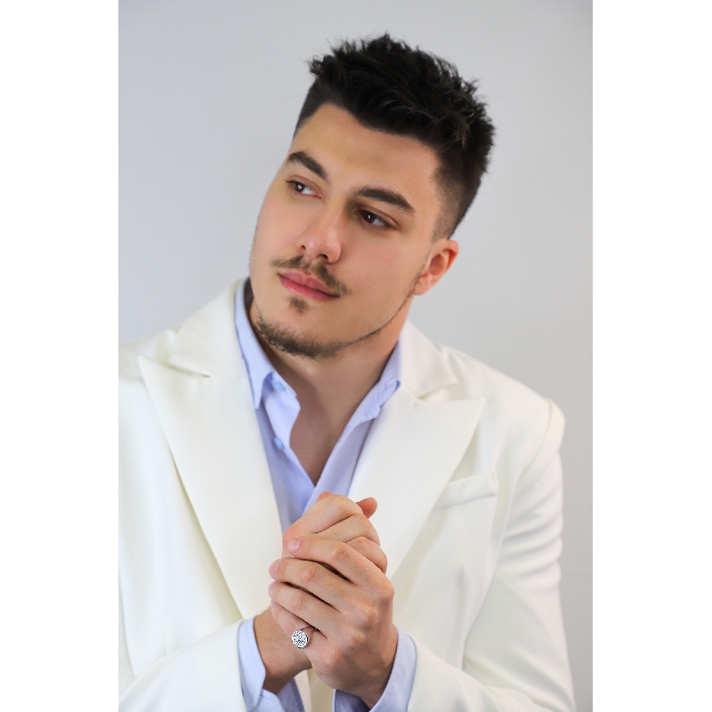 Anillo sello con pavé oval de diamantes y oro blanco de 18 kilates  Anillo sello con pavé oval de diamantes y oro blanco de 18 kilates