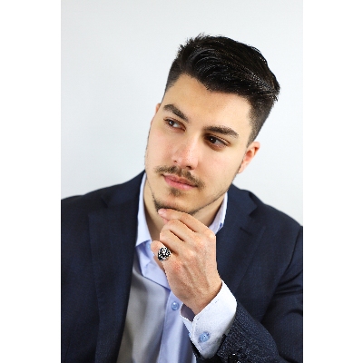 Anillo pavé en oro blanco de 18 quilates con diamantes y zafiros azules