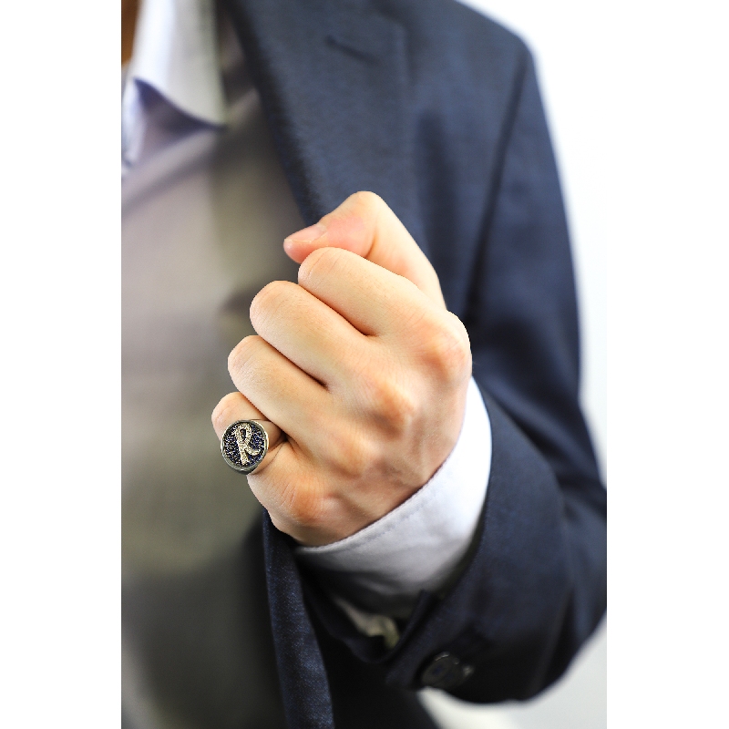 Anillo pavé en oro blanco de 18 quilates con diamantes y zafiros azules Anillo pavé en oro blanco de 18 quilates con diamantes y zafiros azules