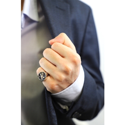 Anillo pavé en oro blanco de 18 quilates con diamantes y zafiros azules