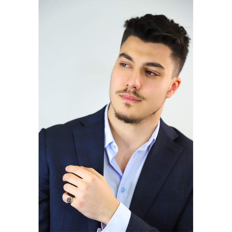 Anillo en oro rosa de 18 quilates con pavé de diamantes negros y puntas brunidas Anillo en oro rosa de 18 quilates con pavé de diamantes negros y puntas brunidas