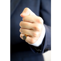 Anillo en oro rosa de 18 quilates con pavé de diamantes negros y puntas brunidas 2