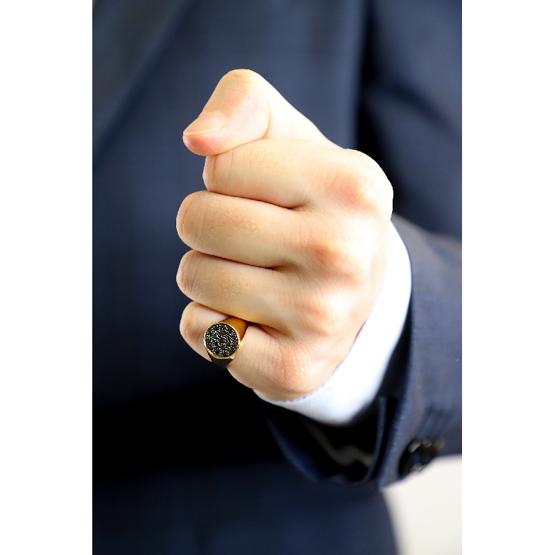 Anillo en oro rosa de 18 quilates con pavé de diamantes negros y puntas brunidas Anillo en oro rosa de 18 quilates con pavé de diamantes negros y puntas brunidas