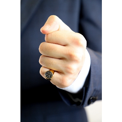 Anillo en oro rosa de 18 quilates con pavé de diamantes negros y puntas brunidas