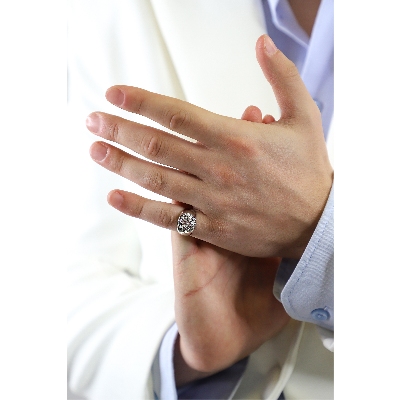 Anillo de sello redondo con pavé de diamantes y oro blanco de 18 kilates 